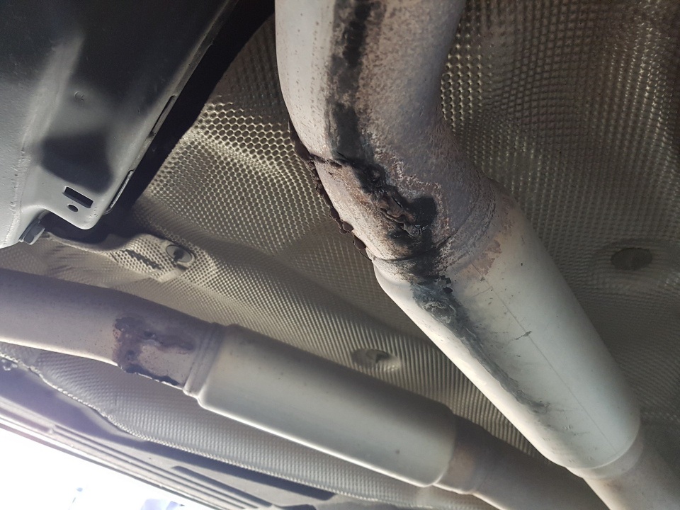 Cảnh sát tịch thu xe BMW X5 M vì dán crôm gây chói mắt - 2 Cảnh sát tịch thu xe BMW X5 M vì dán crôm gây chói mắt - 2