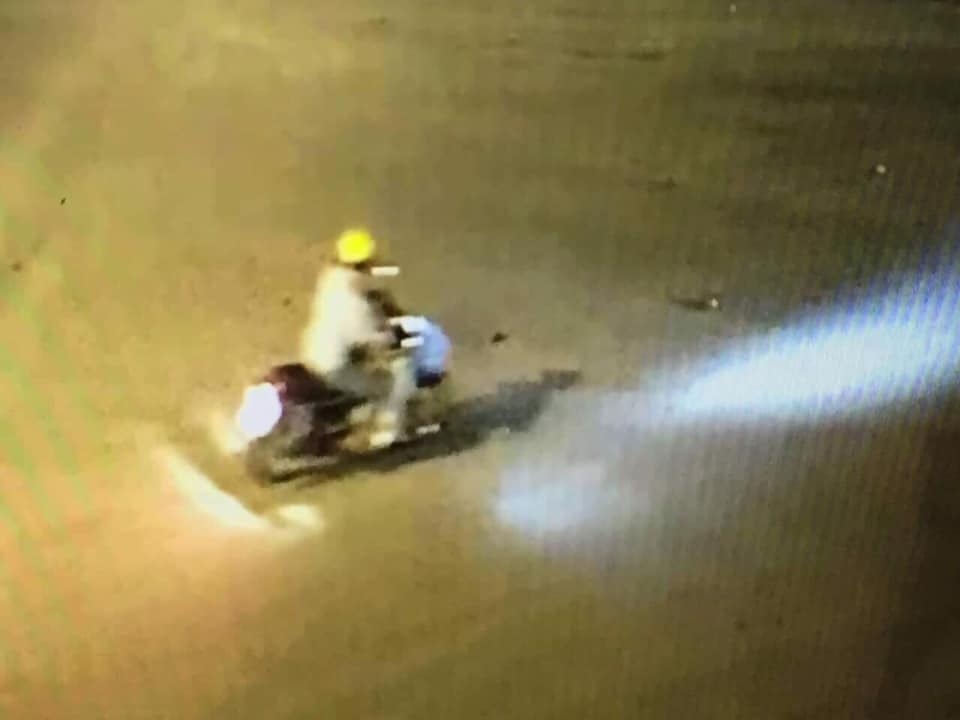 Truy tìm người đàn ông đi xe máy là nghi can sát hại dã man một bảo vệ - 2 Truy tìm người đàn ông đi xe máy là nghi can sát hại dã man một bảo vệ - 2