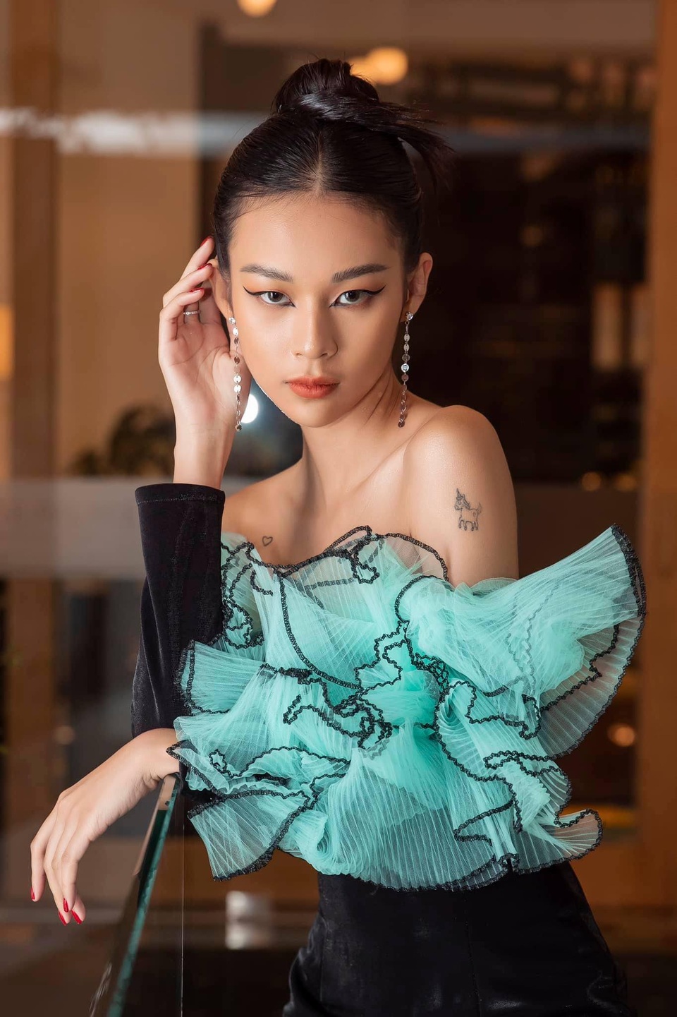 Á hậu Thuý Vân làm vedette show diễn với bộ váy nặng 20kg - 14 Á hậu Thuý Vân làm vedette show diễn với bộ váy nặng 20kg - 14