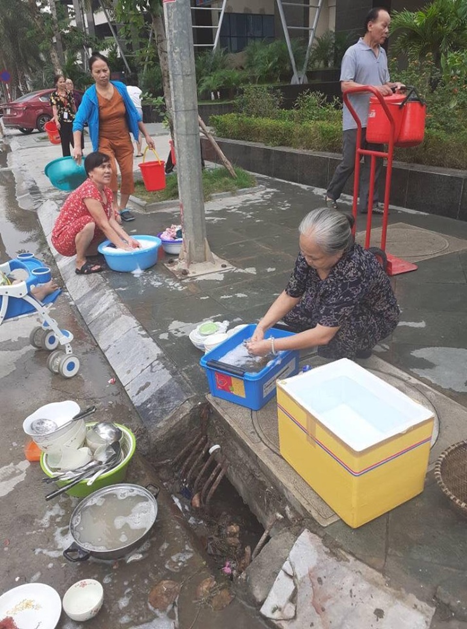 Dân Hà Nội xếp hàng từ đêm khuya, lấy cả nước từ... bể bơi về dùng - 4 Dân Hà Nội xếp hàng từ đêm khuya, lấy cả nước từ... bể bơi về dùng - 4