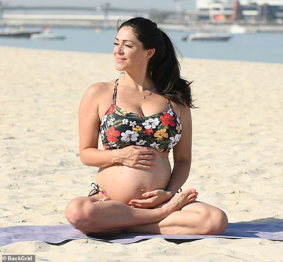 Casey Batchelor bế bụng bầu tập yoga trên biển - 2