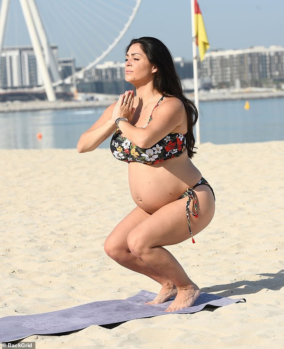 Casey Batchelor bế bụng bầu tập yoga trên biển - 3