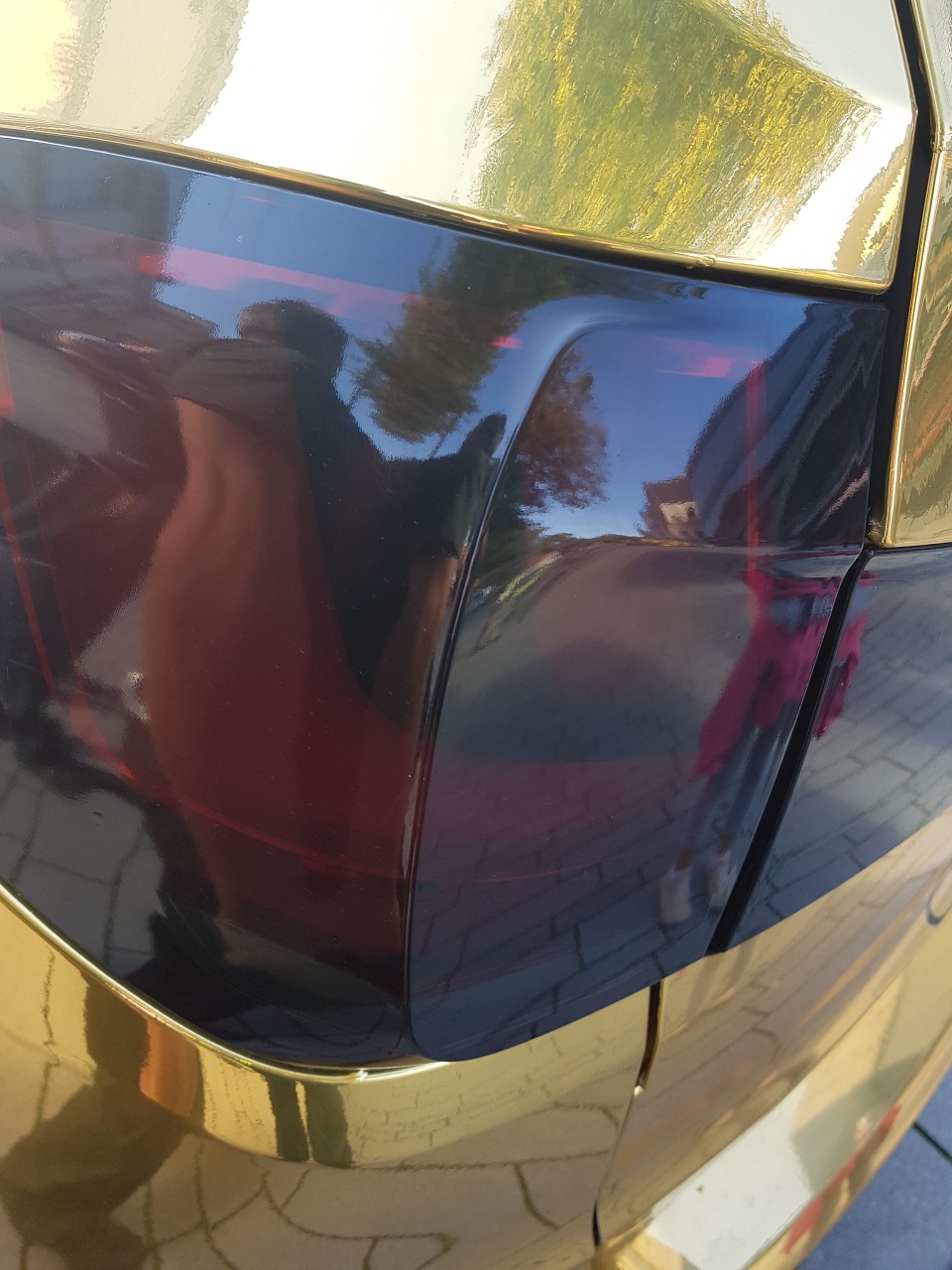 Cảnh sát tịch thu xe BMW X5 M vì dán crôm gây chói mắt - 3 Cảnh sát tịch thu xe BMW X5 M vì dán crôm gây chói mắt - 3