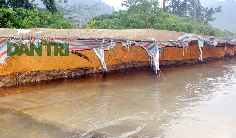 Đường độc đạo sạt lở nghiêm trọng, lũ cuốn trôi cả một đoạn đường - 2