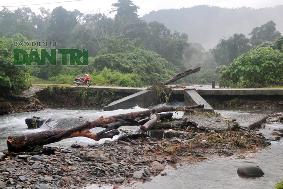 Đường độc đạo sạt lở nghiêm trọng, lũ cuốn trôi cả một đoạn đường - 5