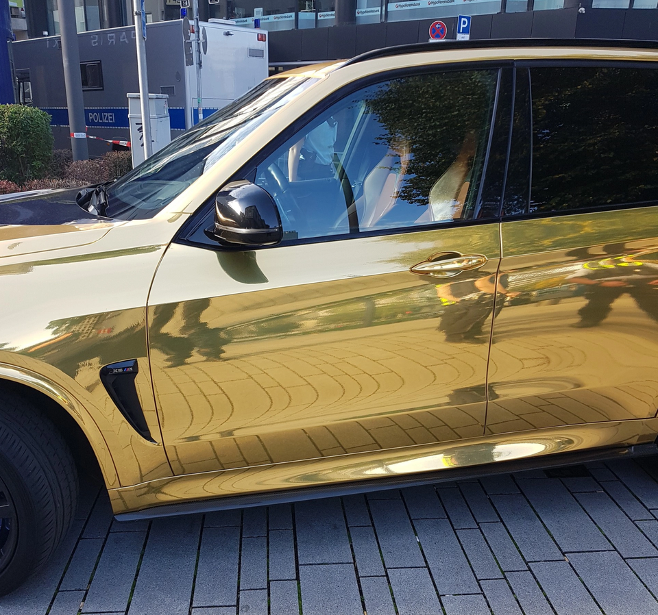 Cảnh sát tịch thu xe BMW X5 M vì dán crôm gây chói mắt - 1 Cảnh sát tịch thu xe BMW X5 M vì dán crôm gây chói mắt - 1