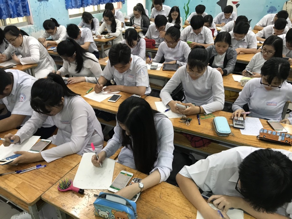 Học sinh làm bài kiểm tra bằng điện thoại: Lạ và lo! - 1 Học sinh làm bài kiểm tra bằng điện thoại: Lạ và lo! - 1