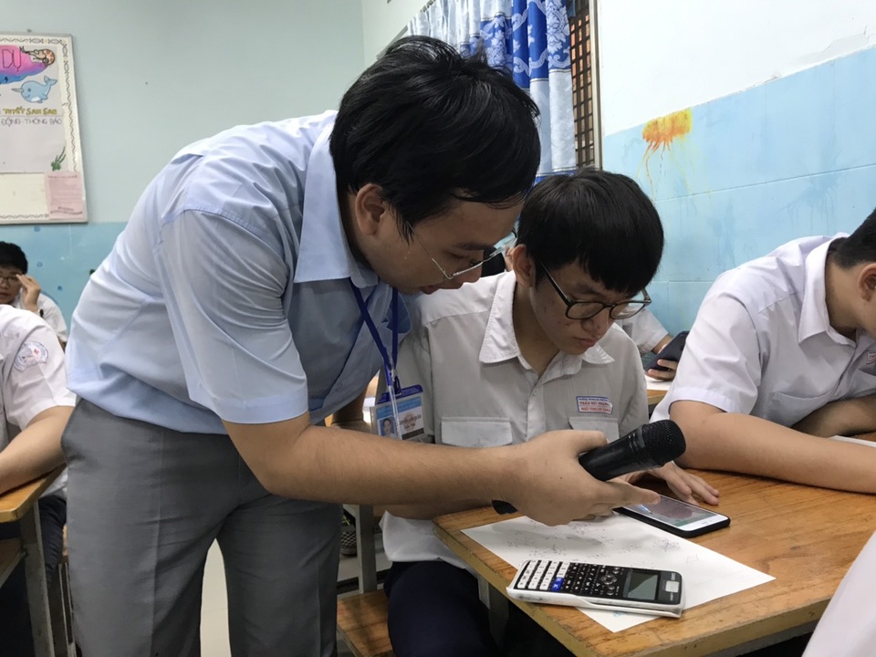 Học sinh làm bài kiểm tra bằng điện thoại: Lạ và lo! - 3 Học sinh làm bài kiểm tra bằng điện thoại: Lạ và lo! - 3