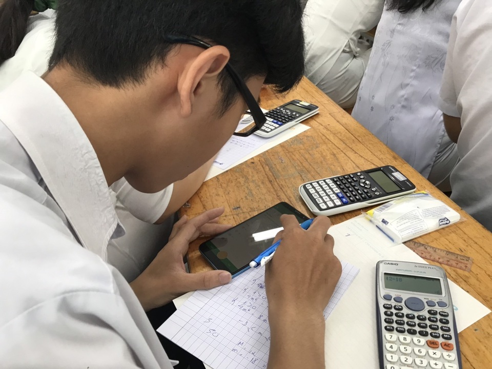 Học sinh làm bài kiểm tra bằng điện thoại: Lạ và lo! - 2 Học sinh làm bài kiểm tra bằng điện thoại: Lạ và lo! - 2