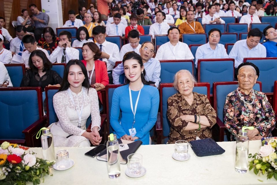 Vừa đón tin vui, Huyền My đã được Xuân Bắc hứa hẹn làm MC đám cưới - 10 Vừa đón tin vui, Huyền My đã được Xuân Bắc hứa hẹn làm MC đám cưới - 10