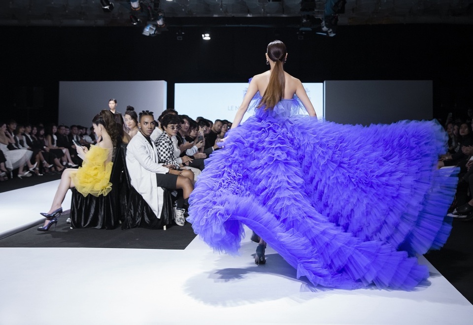 Á hậu Thuý Vân làm vedette show diễn với bộ váy nặng 20kg - 10 Á hậu Thuý Vân làm vedette show diễn với bộ váy nặng 20kg - 10