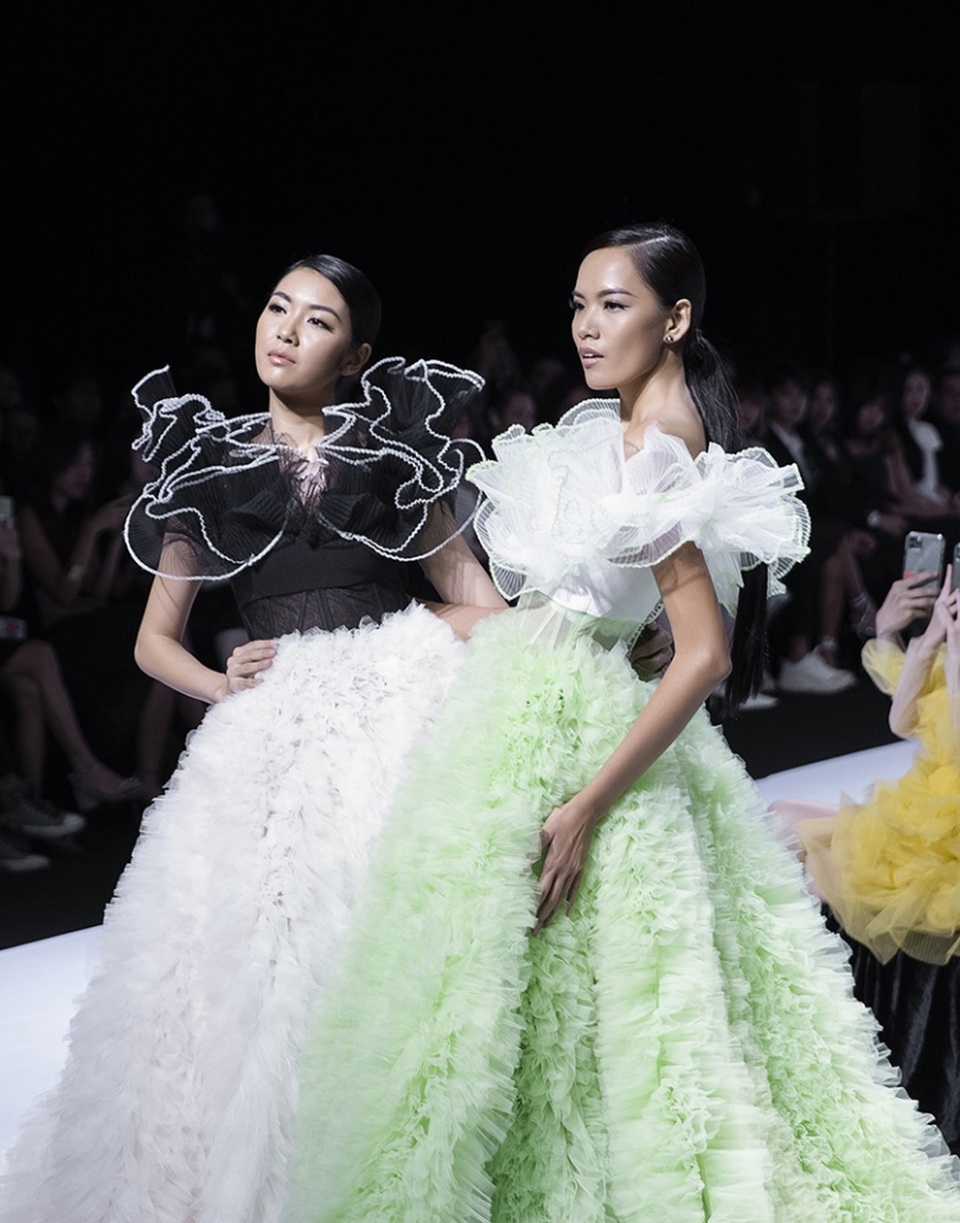 Á hậu Thuý Vân làm vedette show diễn với bộ váy nặng 20kg - 3 Á hậu Thuý Vân làm vedette show diễn với bộ váy nặng 20kg - 3
