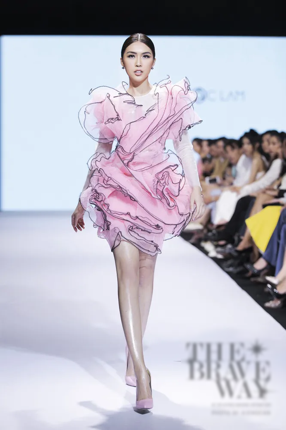 Á hậu Thuý Vân làm vedette show diễn với bộ váy nặng 20kg - 7 Á hậu Thuý Vân làm vedette show diễn với bộ váy nặng 20kg - 7