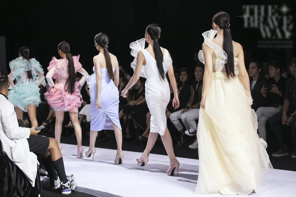 Á hậu Thuý Vân làm vedette show diễn với bộ váy nặng 20kg - 21 Á hậu Thuý Vân làm vedette show diễn với bộ váy nặng 20kg - 21