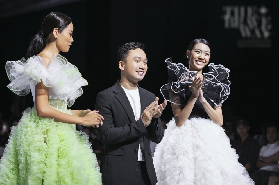 Á hậu Thuý Vân làm vedette show diễn với bộ váy nặng 20kg - 2 Á hậu Thuý Vân làm vedette show diễn với bộ váy nặng 20kg - 2