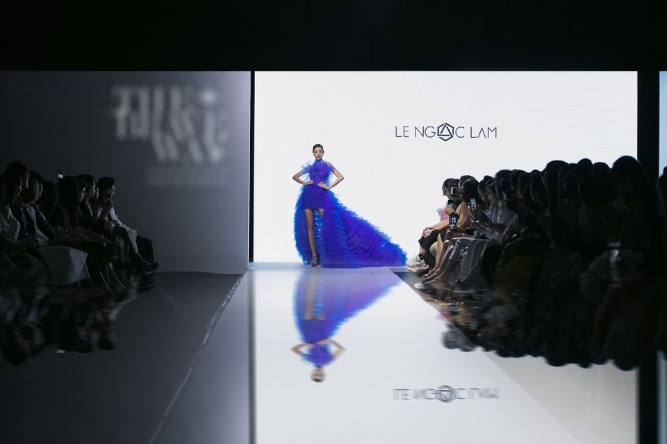 Á hậu Thuý Vân làm vedette show diễn với bộ váy nặng 20kg - 9 Á hậu Thuý Vân làm vedette show diễn với bộ váy nặng 20kg - 9