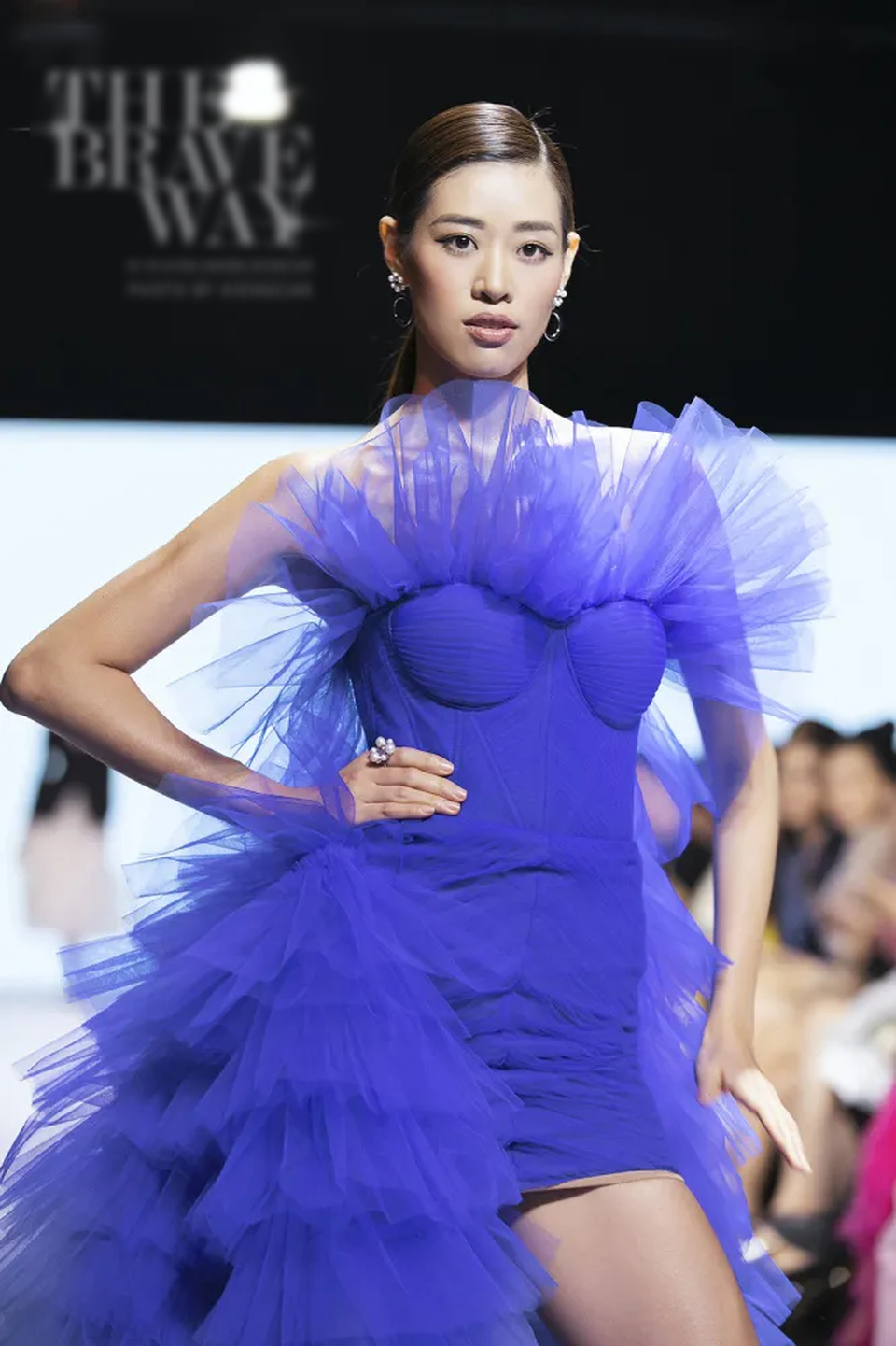 Á hậu Thuý Vân làm vedette show diễn với bộ váy nặng 20kg - 8 Á hậu Thuý Vân làm vedette show diễn với bộ váy nặng 20kg - 8
