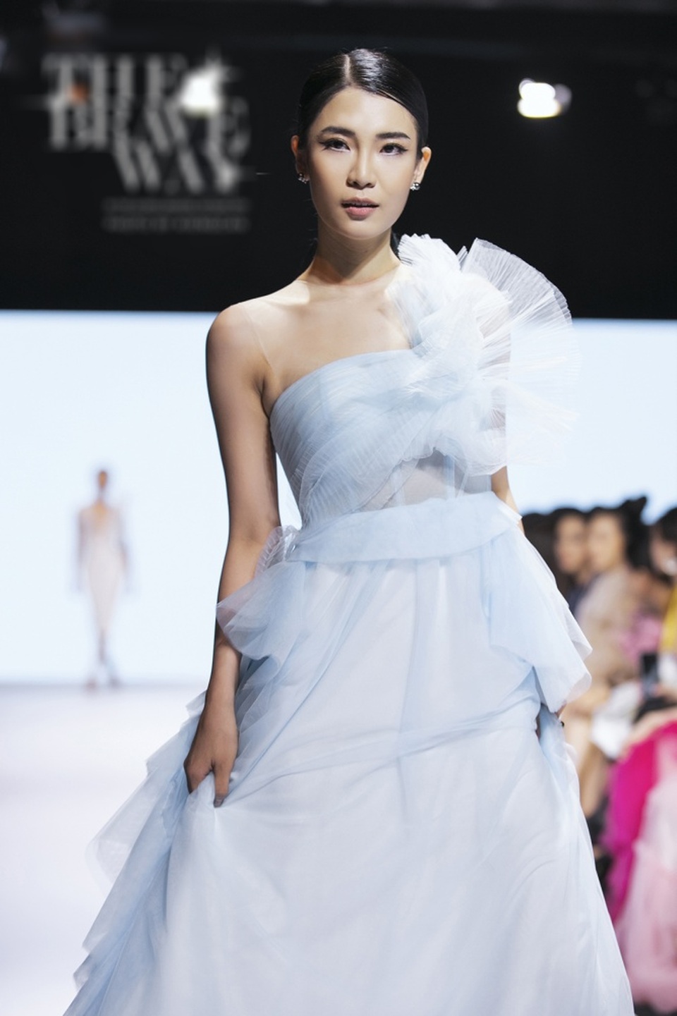 Á hậu Thuý Vân làm vedette show diễn với bộ váy nặng 20kg - 12 Á hậu Thuý Vân làm vedette show diễn với bộ váy nặng 20kg - 12
