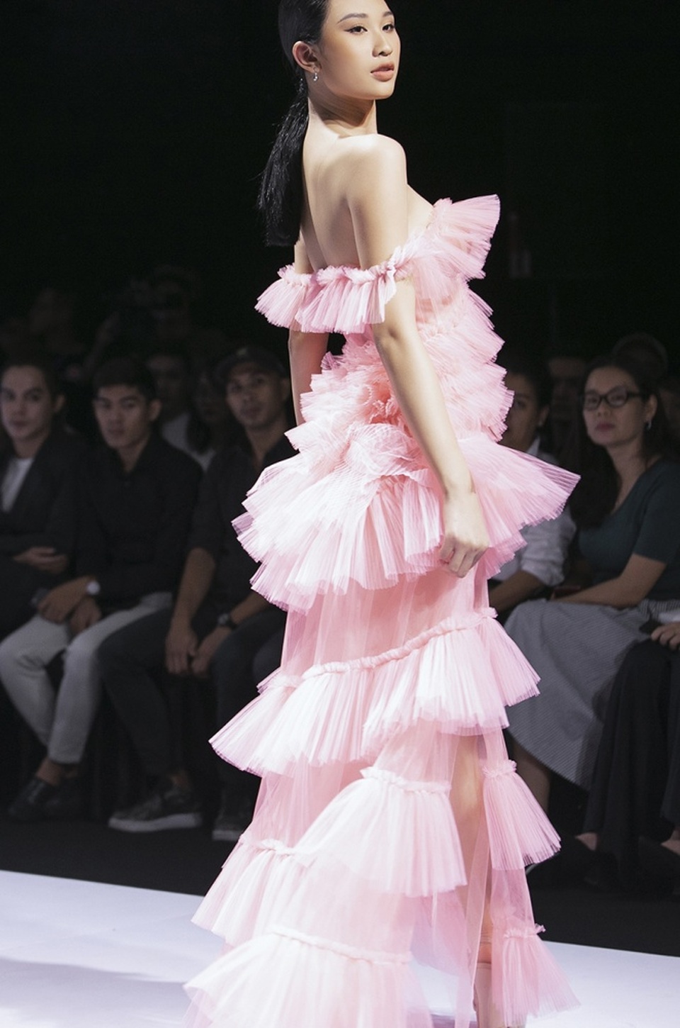 Á hậu Thuý Vân làm vedette show diễn với bộ váy nặng 20kg - 11 Á hậu Thuý Vân làm vedette show diễn với bộ váy nặng 20kg - 11