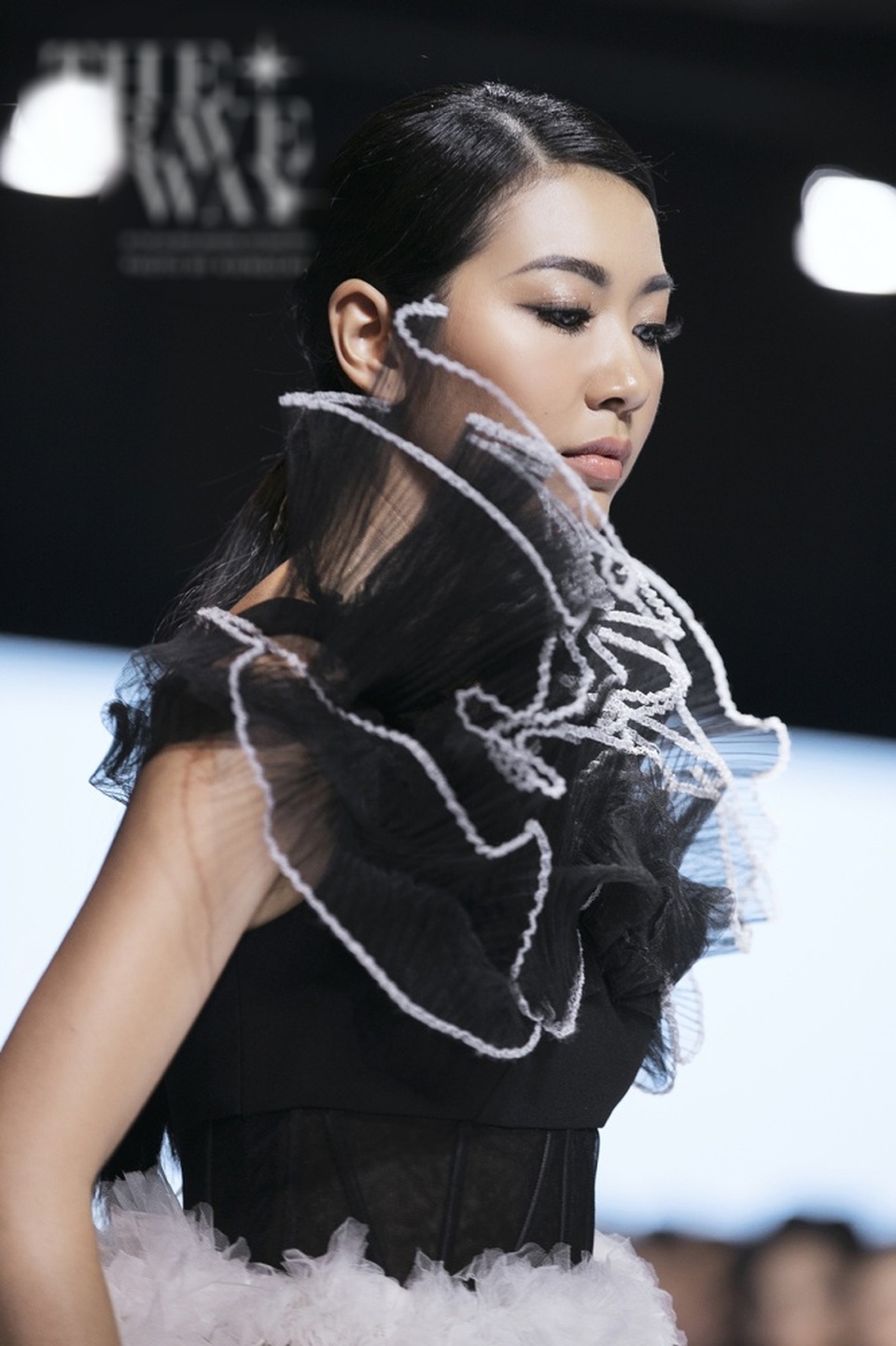 Á hậu Thuý Vân làm vedette show diễn với bộ váy nặng 20kg - 5 Á hậu Thuý Vân làm vedette show diễn với bộ váy nặng 20kg - 5
