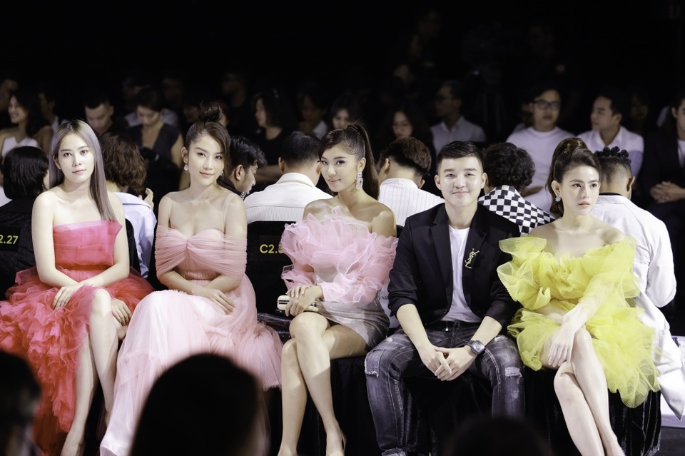 Á hậu Thuý Vân làm vedette show diễn với bộ váy nặng 20kg - 19 Á hậu Thuý Vân làm vedette show diễn với bộ váy nặng 20kg - 19