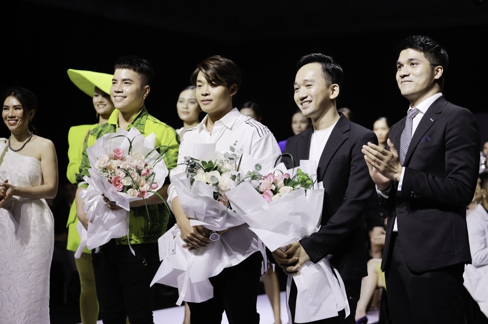 Á hậu Thuý Vân làm vedette show diễn với bộ váy nặng 20kg - 1 Á hậu Thuý Vân làm vedette show diễn với bộ váy nặng 20kg - 1