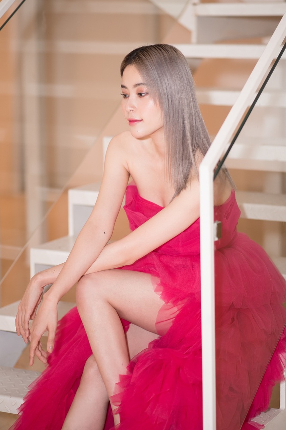 Á hậu Thuý Vân làm vedette show diễn với bộ váy nặng 20kg - 17 Á hậu Thuý Vân làm vedette show diễn với bộ váy nặng 20kg - 17
