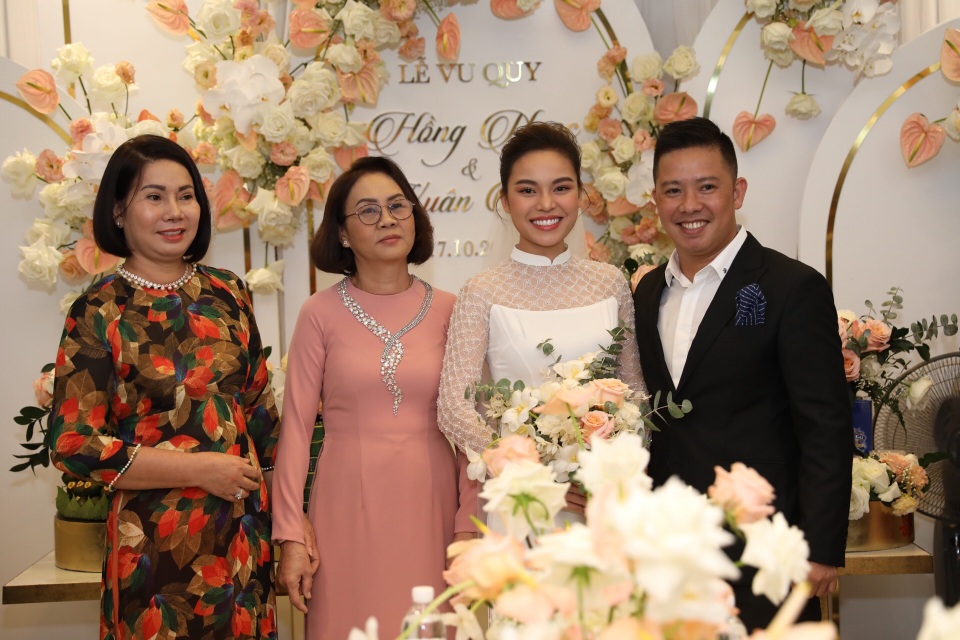 Ông xã Giang Hồng Ngọc vượt thử thách hít đất 50 lần để được đón dâu - 9 Ông xã Giang Hồng Ngọc vượt thử thách hít đất 50 lần để được đón dâu - 9