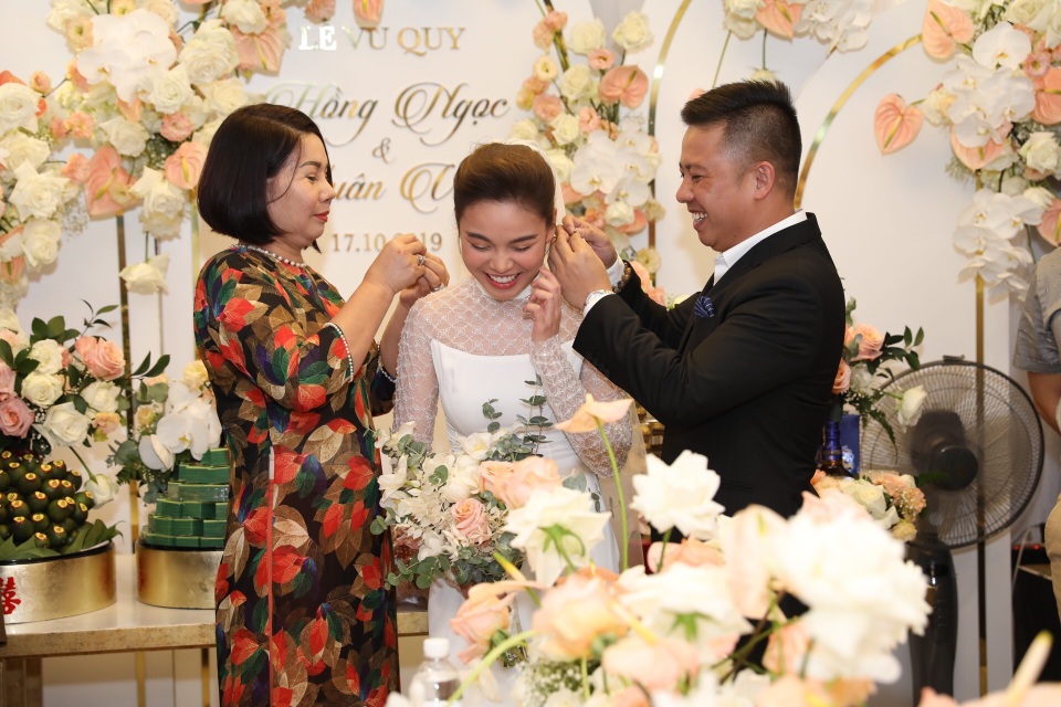 Ông xã Giang Hồng Ngọc vượt thử thách hít đất 50 lần để được đón dâu - 10 Ông xã Giang Hồng Ngọc vượt thử thách hít đất 50 lần để được đón dâu - 10