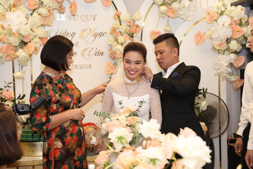 Ông xã Giang Hồng Ngọc vượt thử thách hít đất 50 lần để được đón dâu - 11 Ông xã Giang Hồng Ngọc vượt thử thách hít đất 50 lần để được đón dâu - 11