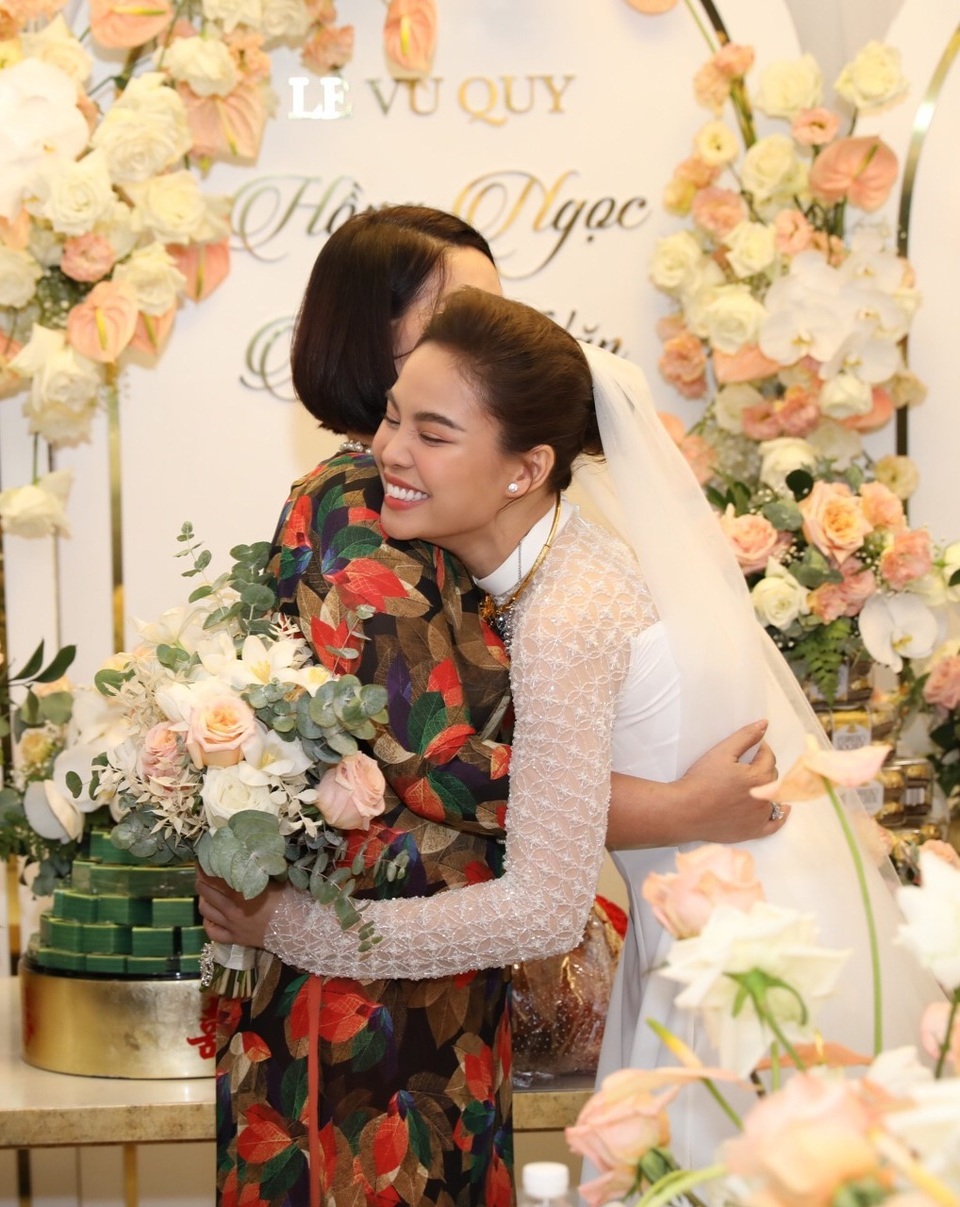 Ông xã Giang Hồng Ngọc vượt thử thách hít đất 50 lần để được đón dâu - 12 Ông xã Giang Hồng Ngọc vượt thử thách hít đất 50 lần để được đón dâu - 12