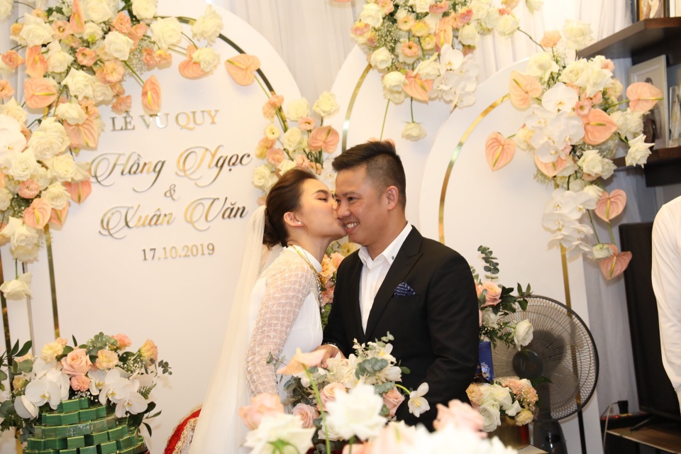 Ông xã Giang Hồng Ngọc vượt thử thách hít đất 50 lần để được đón dâu - 13 Ông xã Giang Hồng Ngọc vượt thử thách hít đất 50 lần để được đón dâu - 13