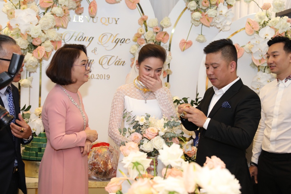 Ông xã Giang Hồng Ngọc vượt thử thách hít đất 50 lần để được đón dâu - 14 Ông xã Giang Hồng Ngọc vượt thử thách hít đất 50 lần để được đón dâu - 14