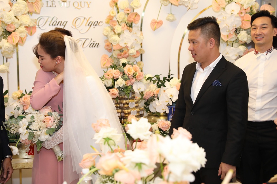 Ông xã Giang Hồng Ngọc vượt thử thách hít đất 50 lần để được đón dâu - 15 Ông xã Giang Hồng Ngọc vượt thử thách hít đất 50 lần để được đón dâu - 15