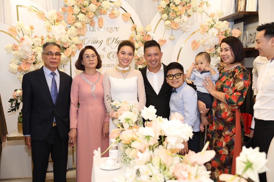 Ông xã Giang Hồng Ngọc vượt thử thách hít đất 50 lần để được đón dâu - 17 Ông xã Giang Hồng Ngọc vượt thử thách hít đất 50 lần để được đón dâu - 17