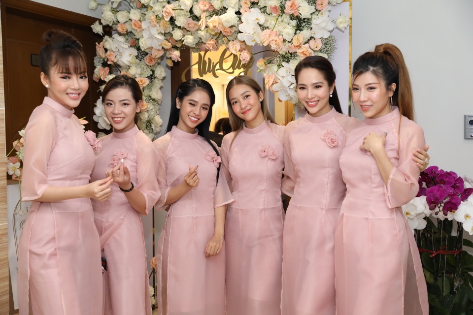 Ông xã Giang Hồng Ngọc vượt thử thách hít đất 50 lần để được đón dâu - 4 Ông xã Giang Hồng Ngọc vượt thử thách hít đất 50 lần để được đón dâu - 4