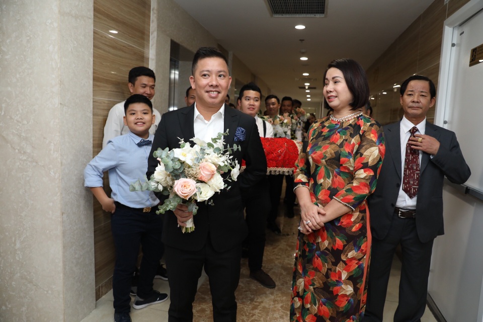 Ông xã Giang Hồng Ngọc vượt thử thách hít đất 50 lần để được đón dâu - 5 Ông xã Giang Hồng Ngọc vượt thử thách hít đất 50 lần để được đón dâu - 5