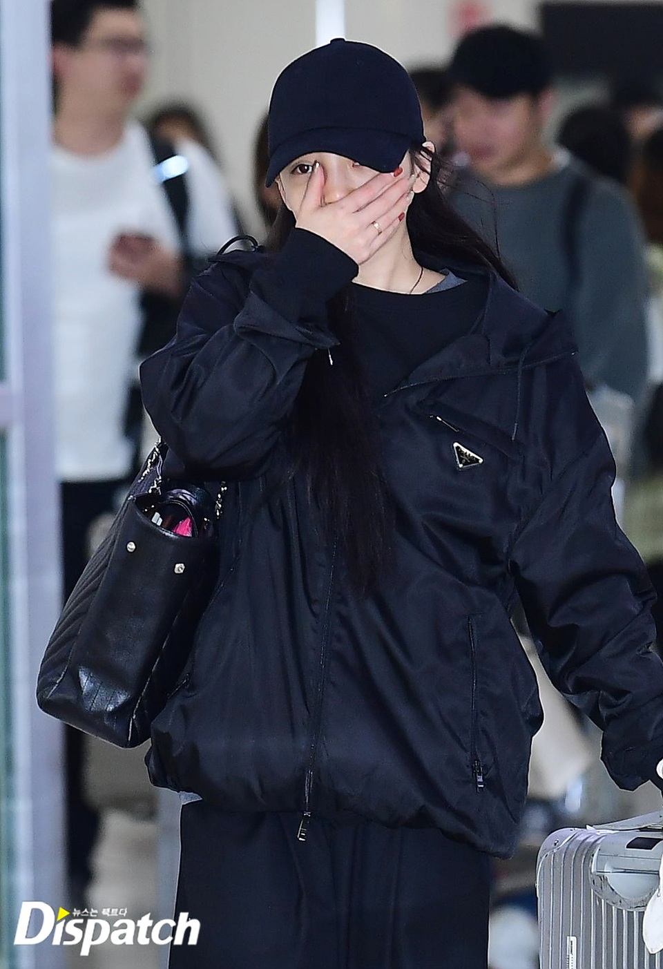 Goo Hara nức nở tại sân bay khi về Hàn tiễn đưa Sulli - 5 Goo Hara nức nở tại sân bay khi về Hàn tiễn đưa Sulli - 5