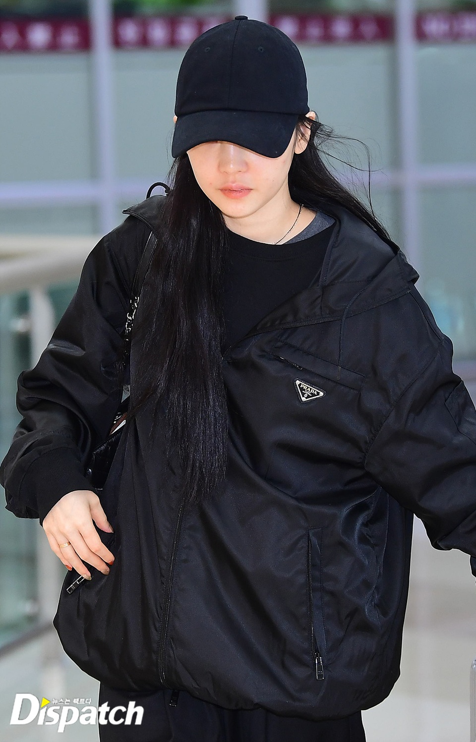 Goo Hara nức nở tại sân bay khi về Hàn tiễn đưa Sulli - 4 Goo Hara nức nở tại sân bay khi về Hàn tiễn đưa Sulli - 4
