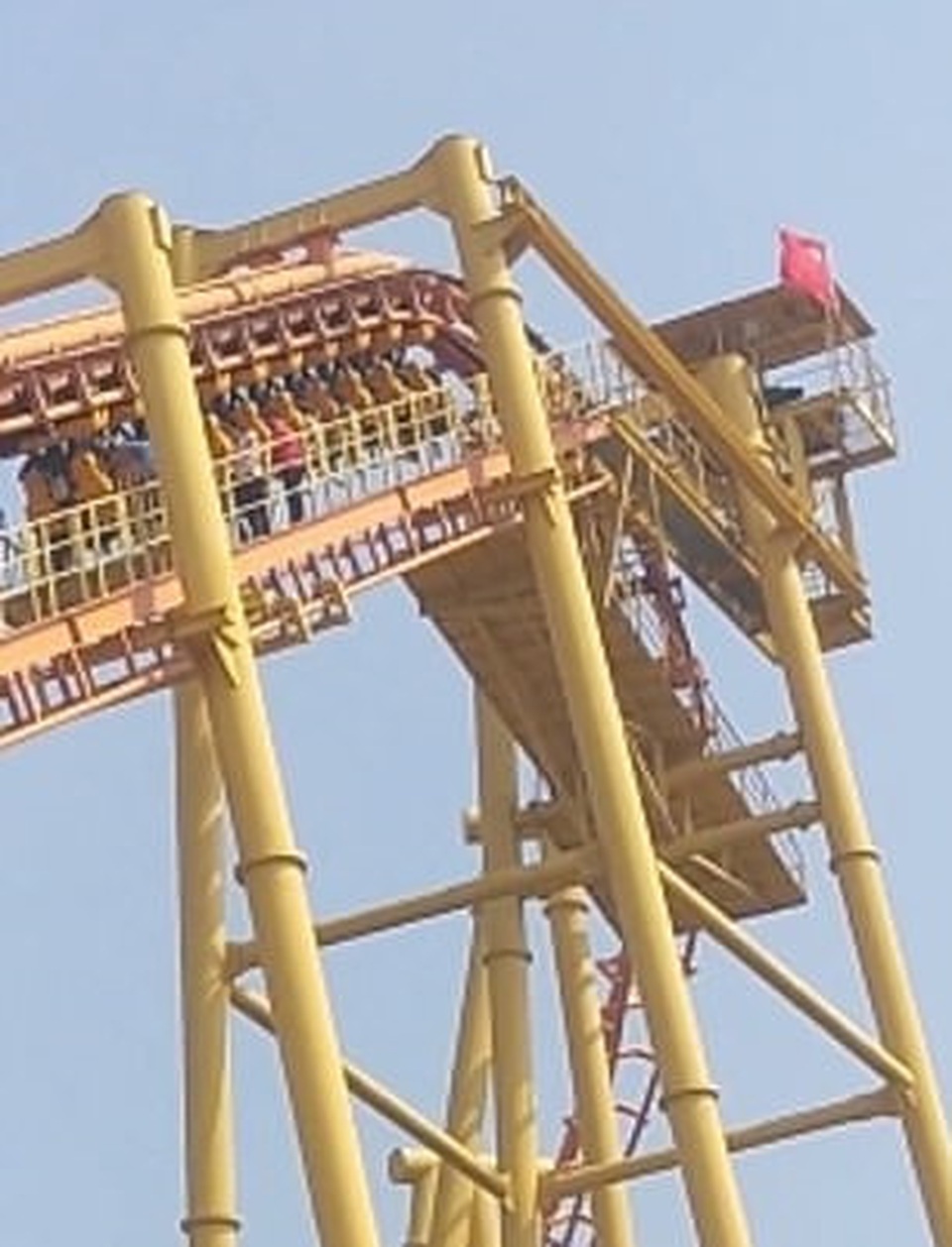 Hành khách lộn ngược đầu, treo lơ lửng ở độ cao 60m vì sự cố mất điện - 2 Hành khách lộn ngược đầu, treo lơ lửng ở độ cao 60m vì sự cố mất điện - 2