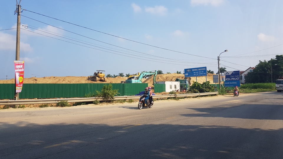 Núi cát trái phép trên đất dự án được tỉnh Quảng Ngãi ưu ái gia hạn tồn tại? - 1 Núi cát trái phép trên đất dự án được tỉnh Quảng Ngãi ưu ái gia hạn tồn tại? - 1