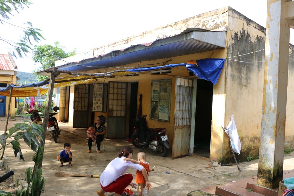 Sợ trò thất học, 8 cô giáo trẻ tình nguyện đứng lớp không lương - 2 Sợ trò thất học, 8 cô giáo trẻ tình nguyện đứng lớp không lương - 2