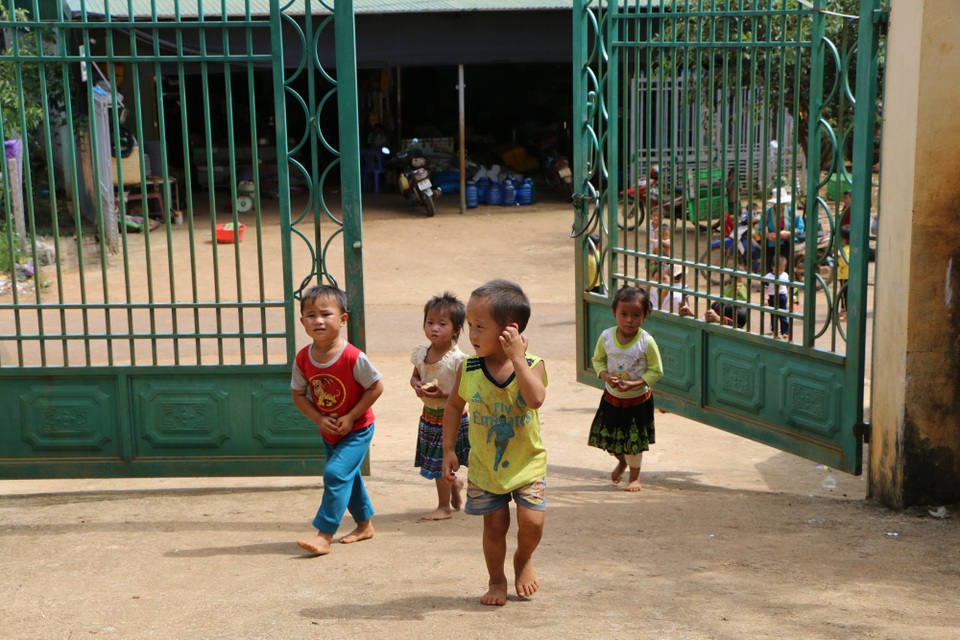 Sợ trò thất học, 8 cô giáo trẻ tình nguyện đứng lớp không lương - 1 Sợ trò thất học, 8 cô giáo trẻ tình nguyện đứng lớp không lương - 1