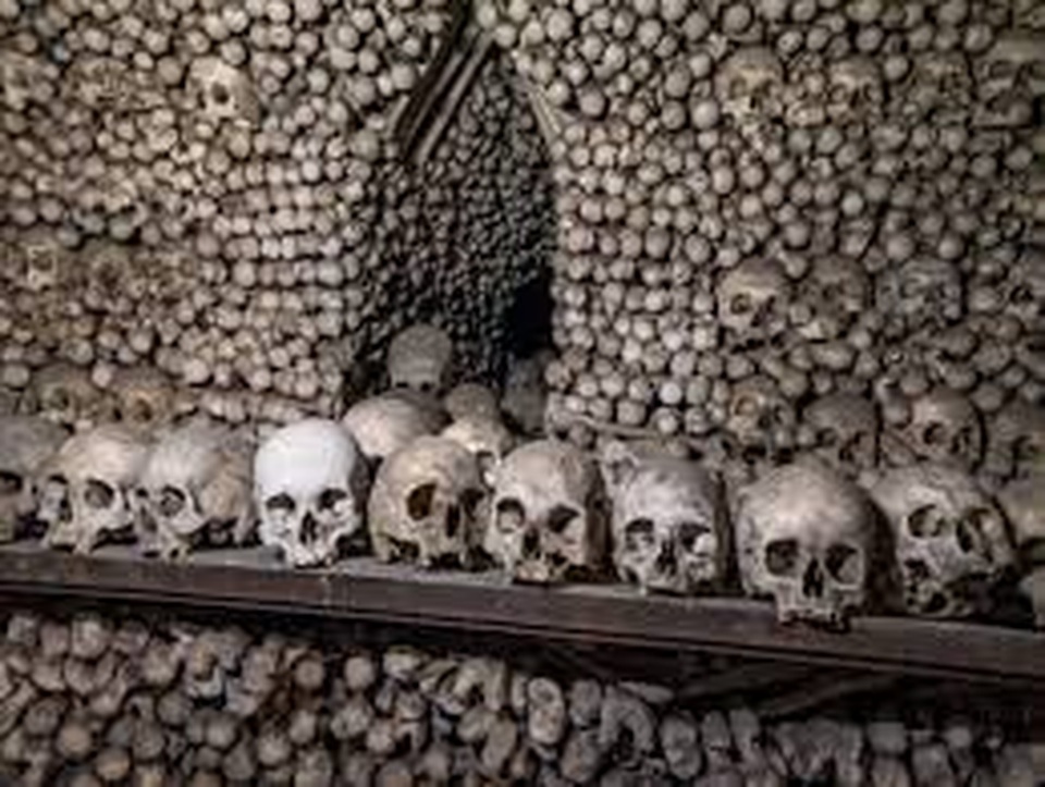 Nhà thờ xương người cấm chụp selfie vì sợ những hộp sọ bị “cưỡng hôn” - 6 Nhà thờ xương người cấm chụp selfie vì sợ những hộp sọ bị “cưỡng hôn” - 6