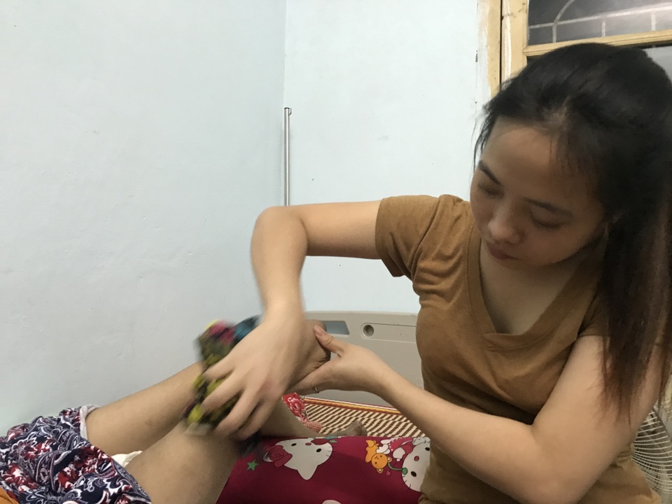 Người mẹ một chân khóc nghẹn ngào ước mơ trở về bên đứa con bé bỏng! - 10 Người mẹ một chân khóc nghẹn ngào ước mơ trở về bên đứa con bé bỏng! - 10
