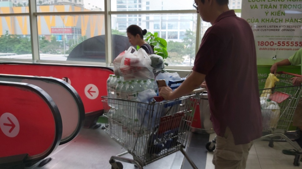 Hà Nội: Quầy nước siêu thị trống trơn, dân buôn nước hối hả, gắt gỏng - 4 Hà Nội: Quầy nước siêu thị trống trơn, dân buôn nước hối hả, gắt gỏng - 4