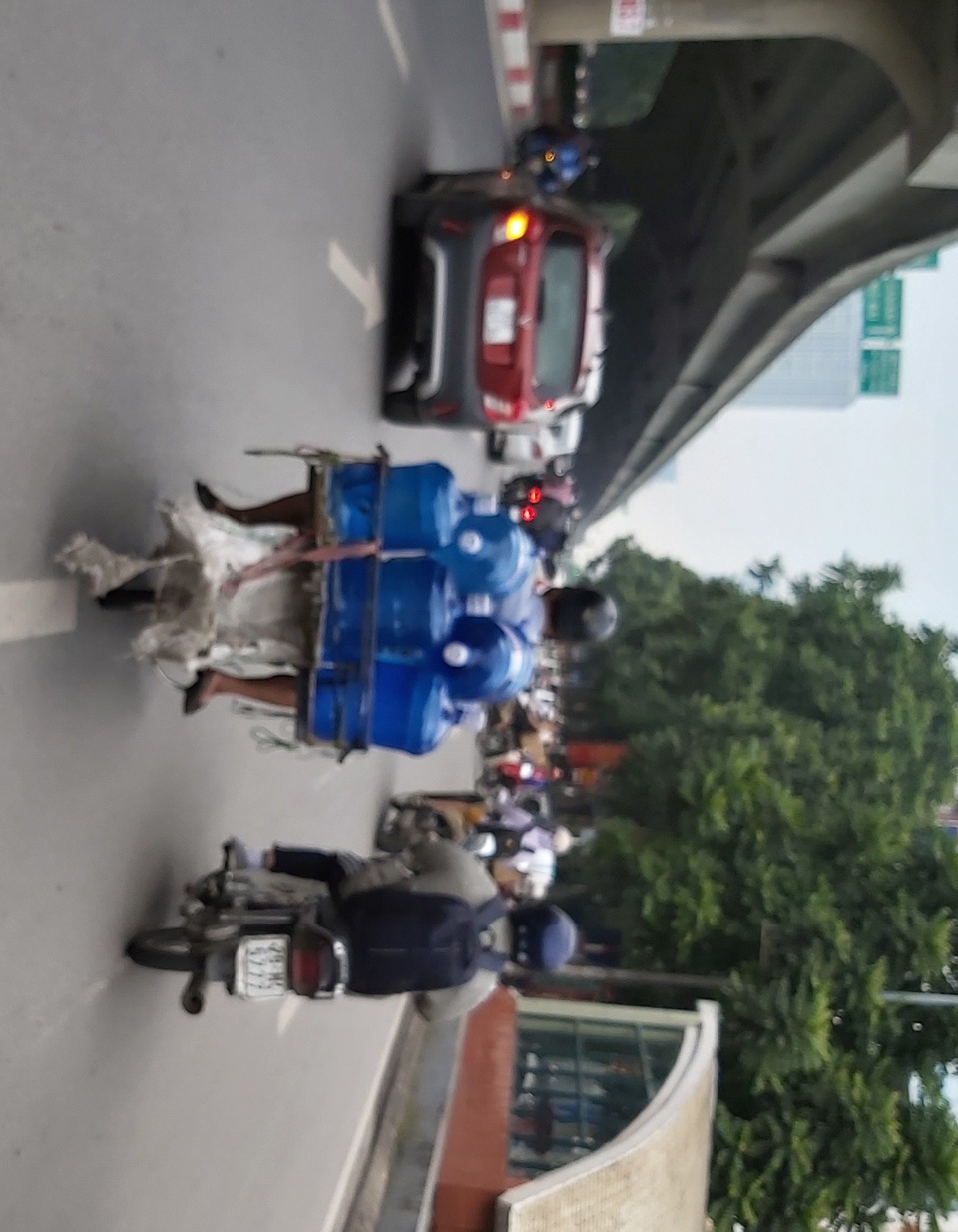 Hà Nội: Quầy nước siêu thị trống trơn, dân buôn nước hối hả, gắt gỏng - 6 Hà Nội: Quầy nước siêu thị trống trơn, dân buôn nước hối hả, gắt gỏng - 6