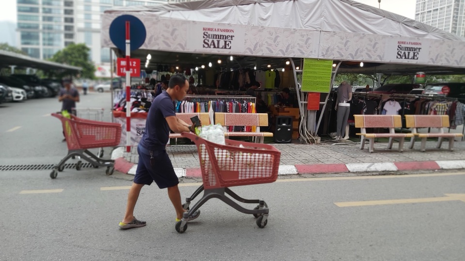 Hà Nội: Quầy nước siêu thị trống trơn, dân buôn nước hối hả, gắt gỏng - 5 Hà Nội: Quầy nước siêu thị trống trơn, dân buôn nước hối hả, gắt gỏng - 5