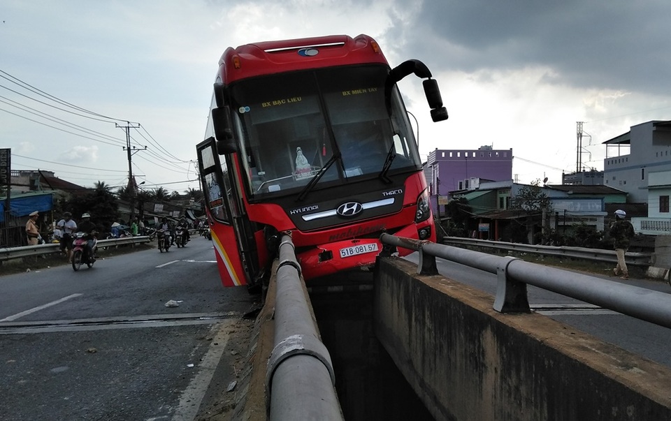 Xe giường nằm leo dải phân cách, 3 hành khách bị thương - 1 Xe giường nằm leo dải phân cách, 3 hành khách bị thương - 1