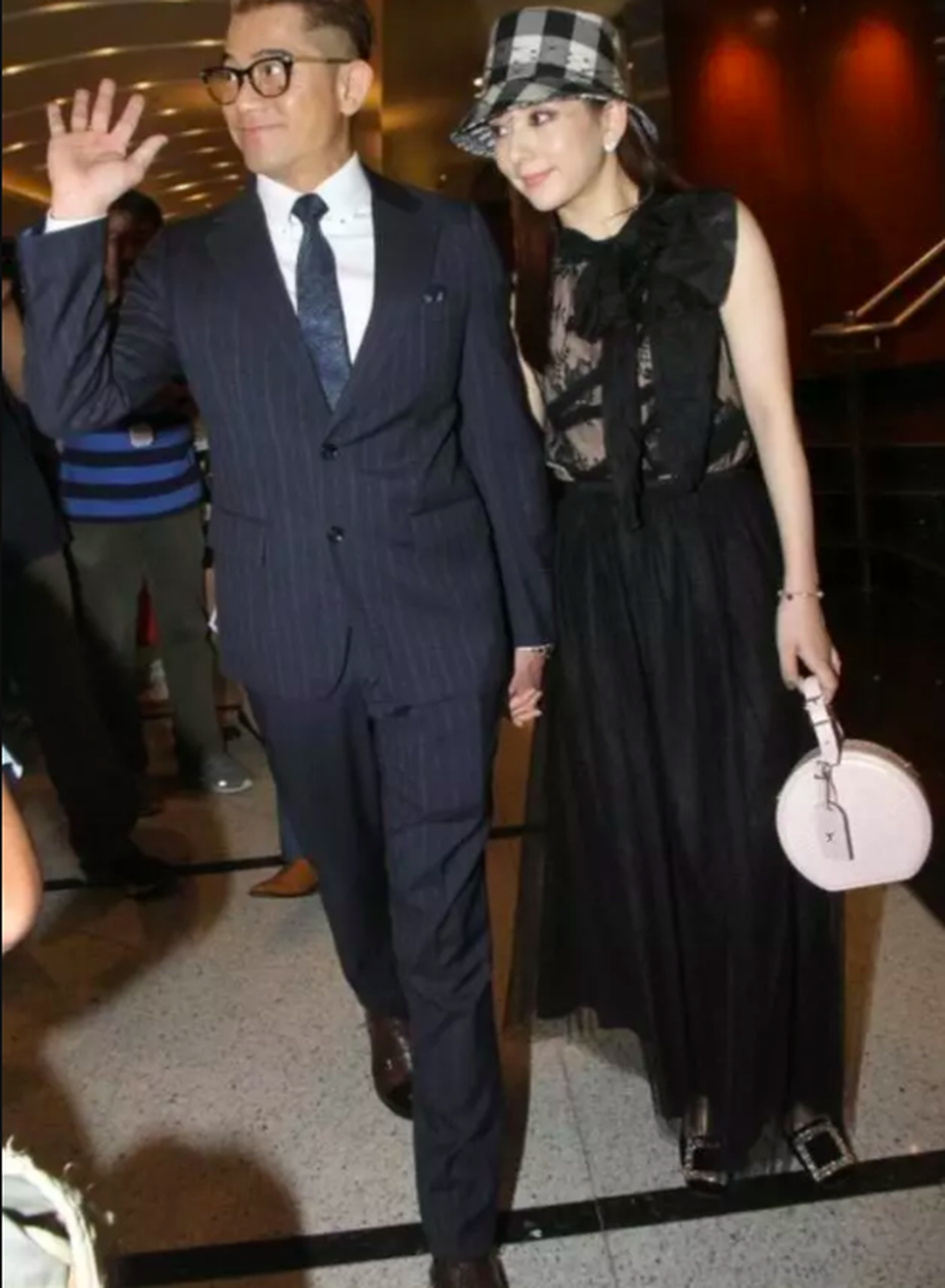 Kết hôn 2 năm, Quách Phú Thành tự hào nắm tay vợ nơi đông người - 5